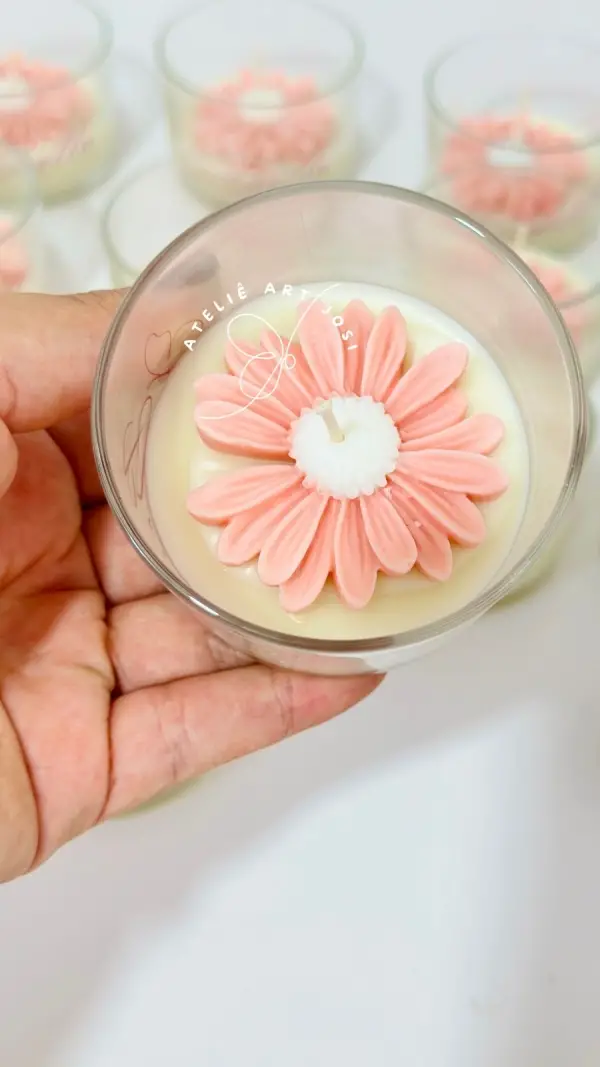 Lembrancinha Flor vela no copo - essência mamãe bebê - Image 3